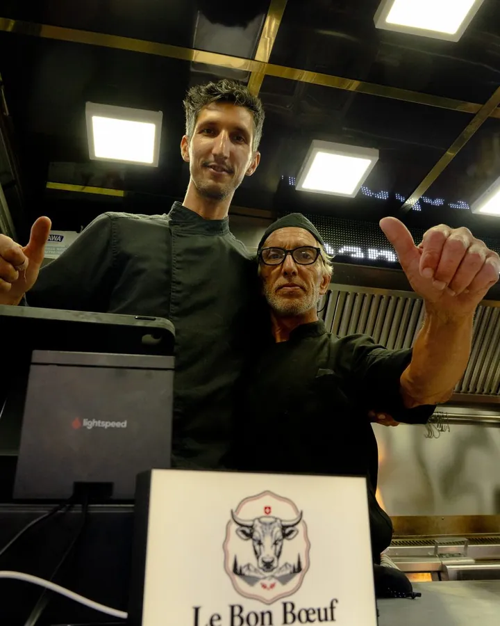 Luca et Manu dans le camion, pouce levé