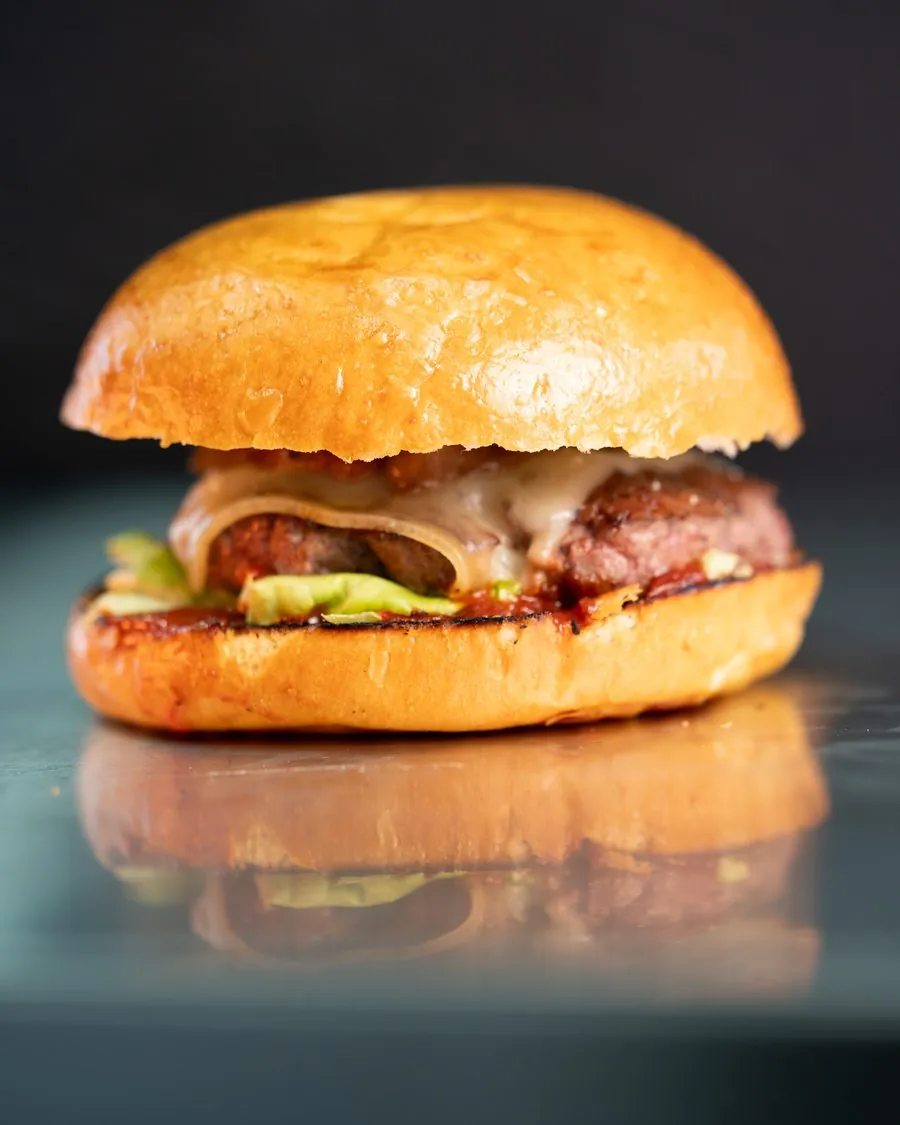 Le Burger Signature, bœuf de pâturage, Gruyère AOP et lard fumé