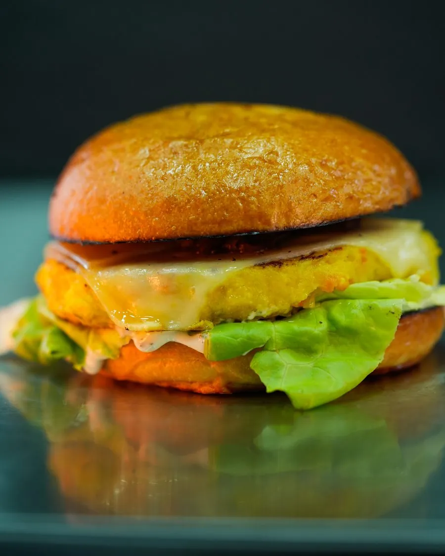 Le Burger Végétarien, galette de semoule faite maison et Gruyère AOP